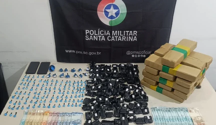 PM desarticula ponto de tráfico e apreende grande quantidade de drogas em Passo de Torres