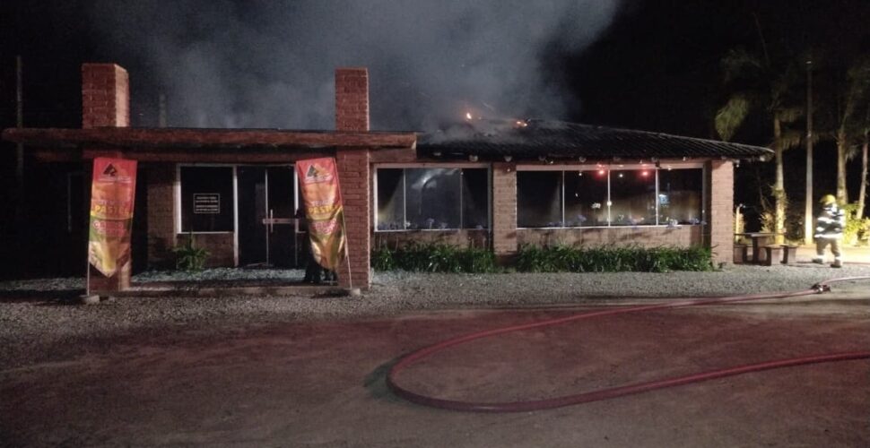 Incêndio atinge restaurante às margens da SC-390 em Orleans