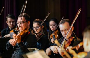 Concerto gratuito da Camerata di Venezia no Unibave une erudito a rock em repertório para todos.