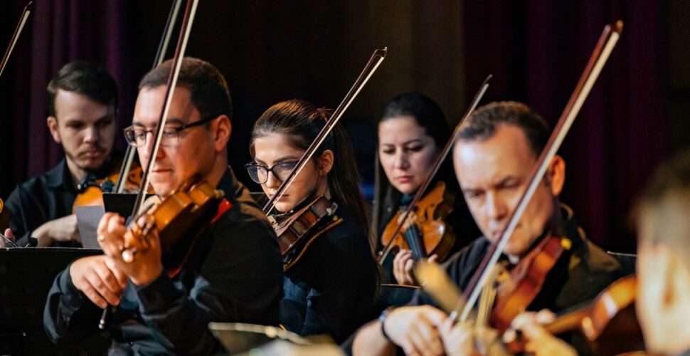 Concerto gratuito da Camerata di Venezia no Unibave une erudito a rock em repertório para todos.