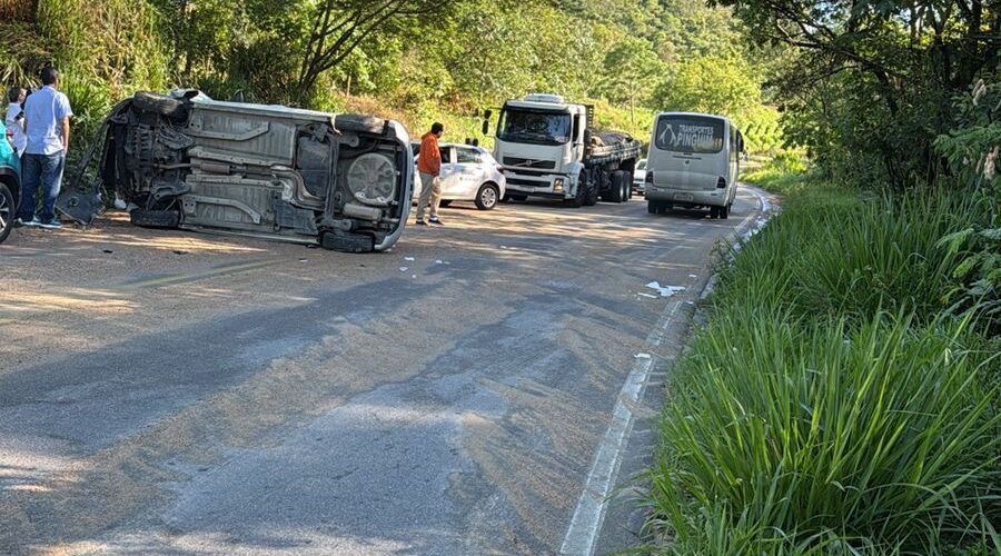 Veículo capota na SC-390 em Pindotiba, Orleans; trânsito já foi normalizado