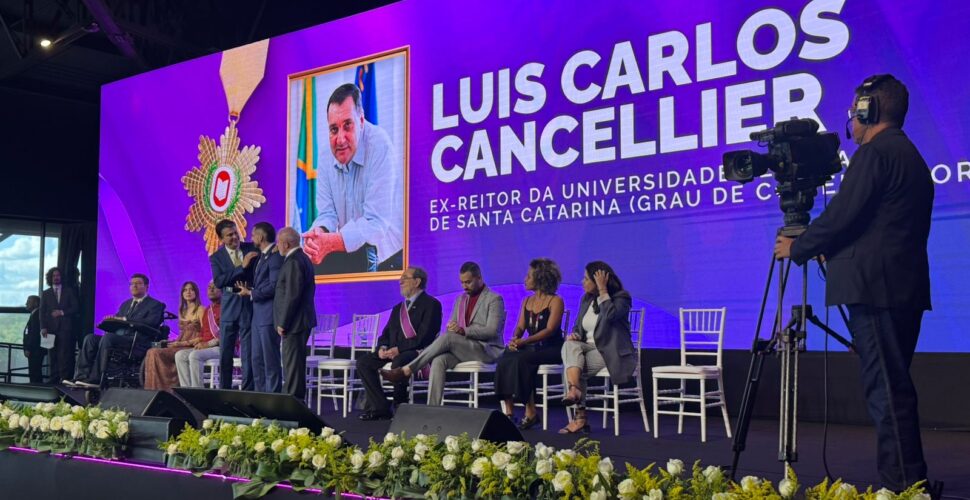 Justiça tardia: ex-reitor da UFSC Luiz Carlos Cancellier recebe honraria máxima da educação