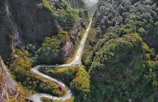 A estrada esculpida na rocha: o caminho radical que liga a serra ou ao litoral catarinense