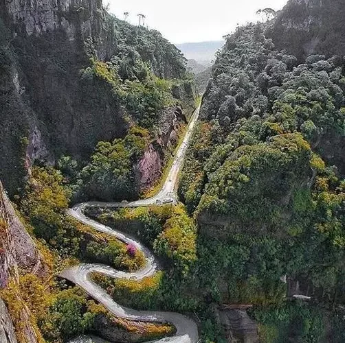 A estrada esculpida na rocha: o caminho radical que liga a serra ou ao litoral catarinense