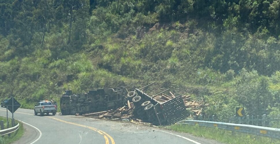 Caminhão com toras tomba na serra catarinense após falha nos freios