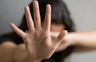 Homem tenta estrangular companheira e liga para a polícia para se entregar