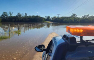 Rio Urussanga transborda e interdita rodovia