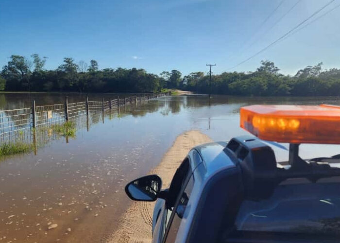 Rio Urussanga transborda e interdita rodovia