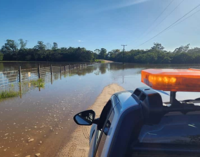 Rio Urussanga transborda e interdita rodovia