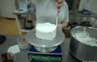 Pães e doces que libertam: na prisão, produção mensal supera 8 toneladas