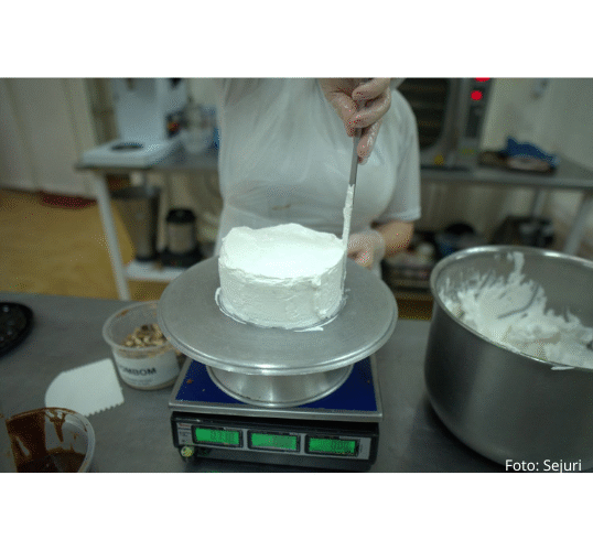 Pães e doces que libertam: na prisão, produção mensal supera 8 toneladas