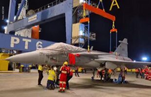 Novo caça F-39 Gripen chega ao Brasil em operação especial que mobiliza Santa Catarina