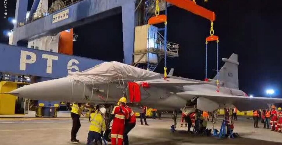 Novo caça F-39 Gripen chega ao Brasil em operação especial que mobiliza Santa Catarina