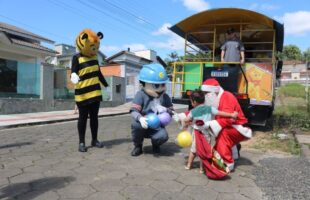 Coopercocal leva trenzinho da alegria e sorteio de prêmios em projeto natalino