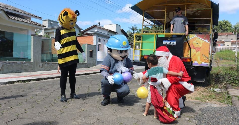Coopercocal leva trenzinho da alegria e sorteio de prêmios em projeto natalino