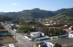 Ex-prefeito é condenado por criar cargos para nomear esposa e filha de vice