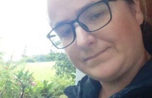 Mulher morre atropelada durante manobra de ônibus escolar em Rio Fortuna