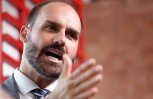 Eduardo Bolsonaro classifica prisão do pai como ‘loucura’ e ataca Moraes