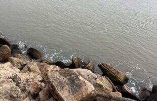 Criança tem perna presa sob pedra na Barra do Camacho