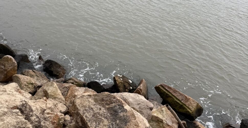 Criança tem perna presa sob pedra na Barra do Camacho