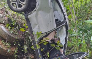 Capotamento de carro deixa duas pessoas feridas na SC-108