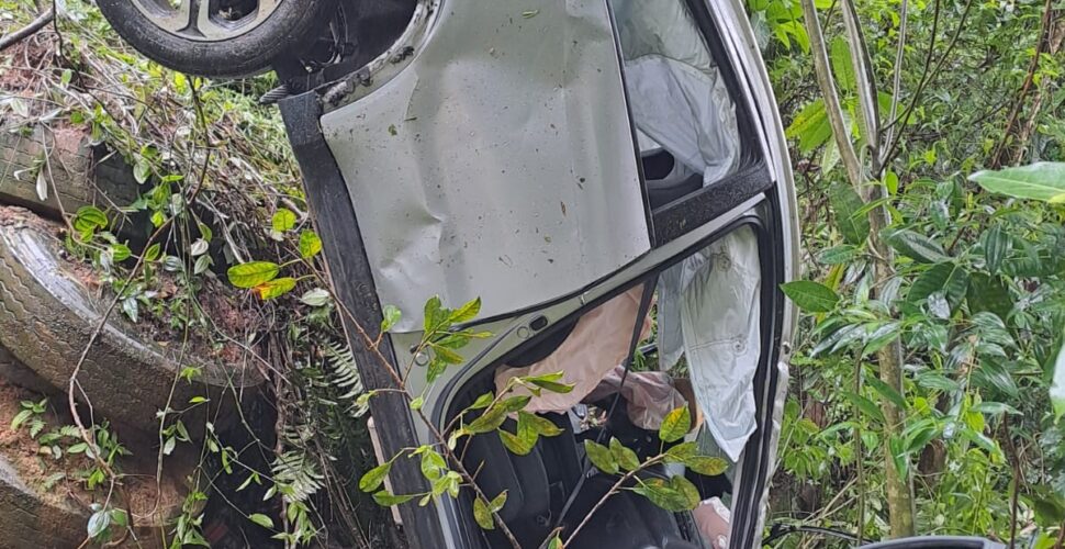 Capotamento de carro deixa duas pessoas feridas na SC-108