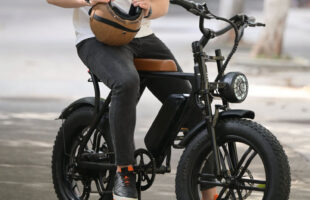 Nova regra para ciclomotores exigirá CNH, placa e capacete a partir de 2026