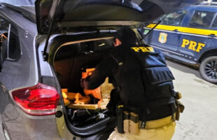 PRF apreende 300 kg de maconha em carro roubado conduzido por menor