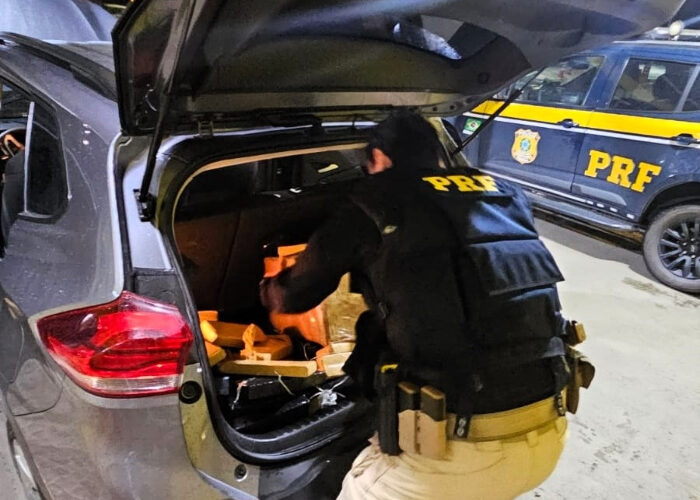 PRF apreende 300 kg de maconha em carro roubado conduzido por menor
