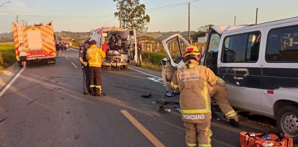 Colisão frontal entre caminhão e van deixa seis feridos e mobiliza grande operação de resgate