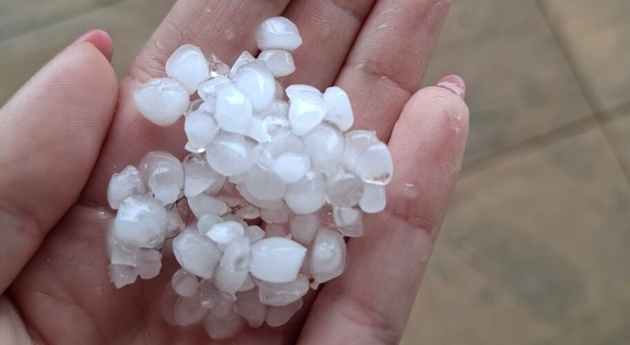 Granizo em Pescaria Brava surpreende e deixa milhares sem luz