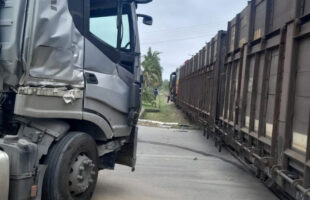 Carreta e trem colidem em Morro da Fumaça