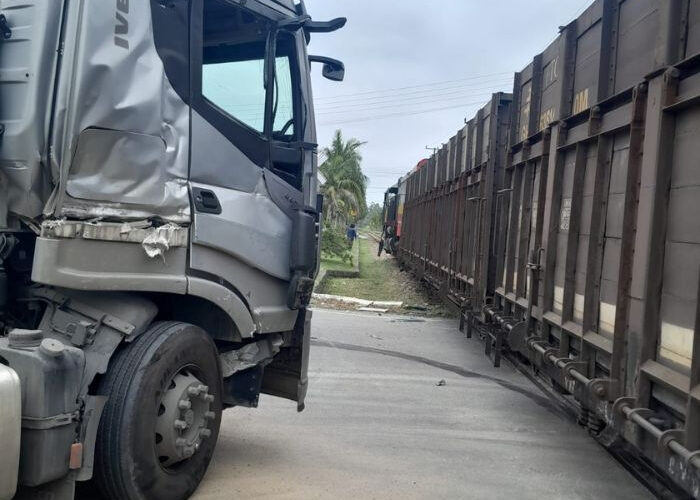 Carreta e trem colidem em Morro da Fumaça