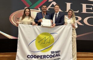 Coopercocal é homenageada na Alesc e recebe o prêmio “SC Vale Ouro”