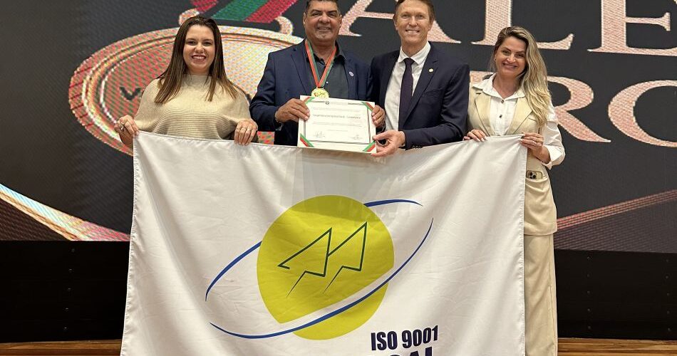 Coopercocal é homenageada na Alesc e recebe o prêmio “SC Vale Ouro”