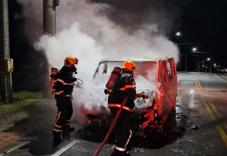 Van é destruída por incêndio em Nova Veneza