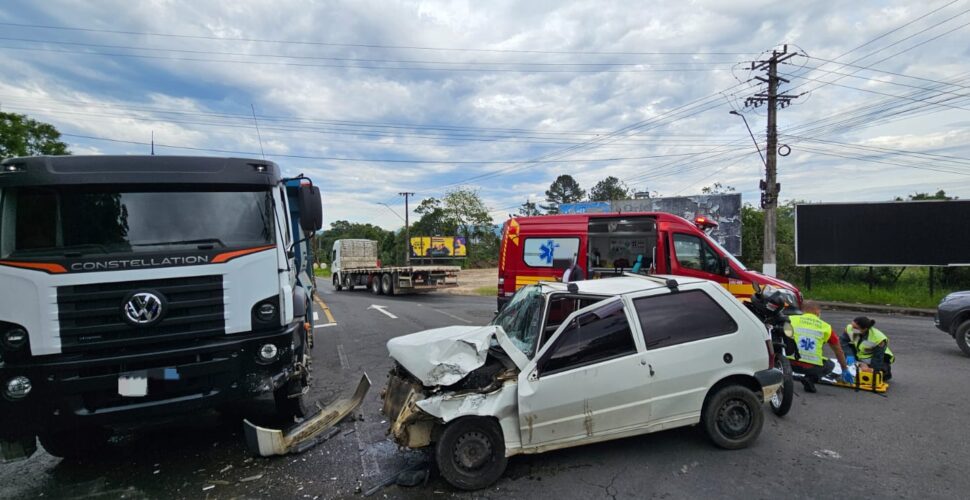 Colisão entre três veículos é registrada na SC-108, em Orleans
