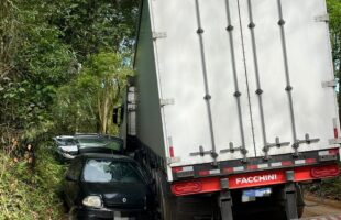 Colisão entre carro e caminhão deixa duas pessoas feridas em Orleans