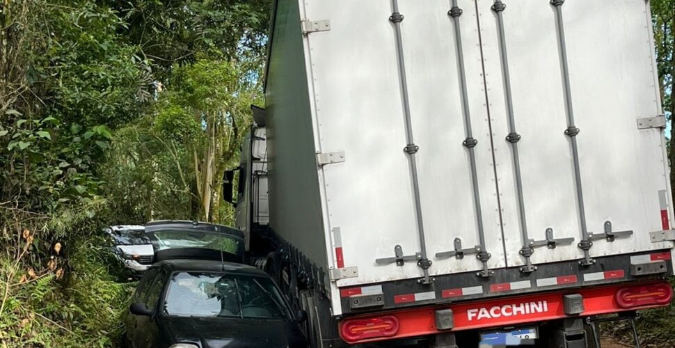 Colisão entre carro e caminhão deixa duas pessoas feridas em Orleans