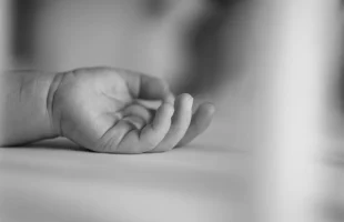 Pais encontram bebê morto após noite de álcool em Joinville