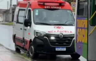 Mulher e filha a caminho da escola se envolvem em colisão com ônibus em Forquilhinha