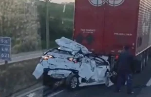 Acidente com duas carretas e carro bloqueia totalmente a BR-376 em São José dos Pinhais