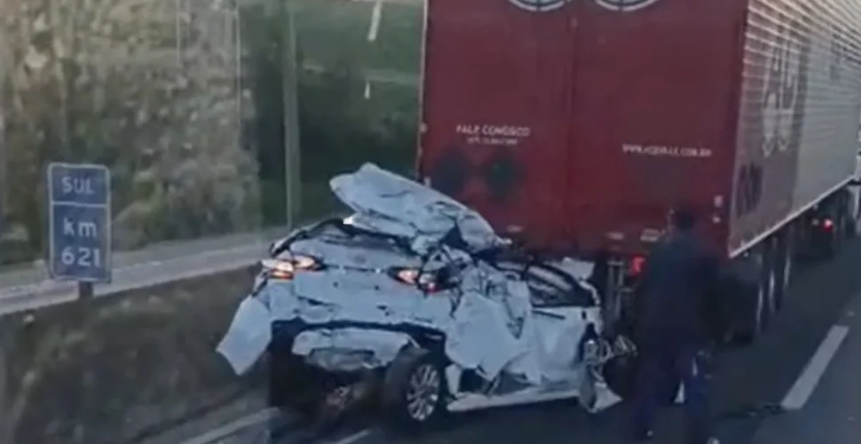 Acidente com duas carretas e carro bloqueia totalmente a BR-376 em São José dos Pinhais