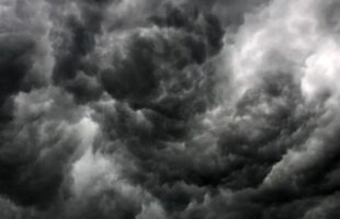 Tempestades com ventos de até 100 km/h colocam municípios de SC em alerta