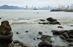 Homem morre após choque elétrico ao tentar furtar cabos em deck turístico de Balneário Camboriú