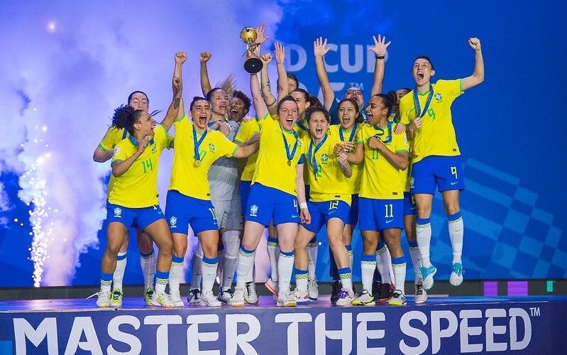 Capitã de Orleans lidera Brasil na conquista histórica do primeiro Mundial de Futsal Feminino