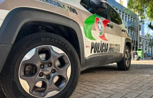 Motociclista tenta escapar da PM e coloca estudantes em risco em Forquilhinha