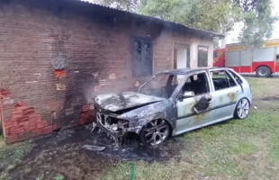 Incêndio destrói veículo e atinge residência em Sombrio