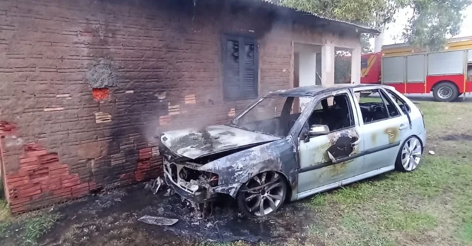 Incêndio destrói veículo e atinge residência em Sombrio