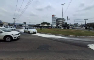 Motociclista se acidenta após caminhão derramar óleo na pista em Criciúma